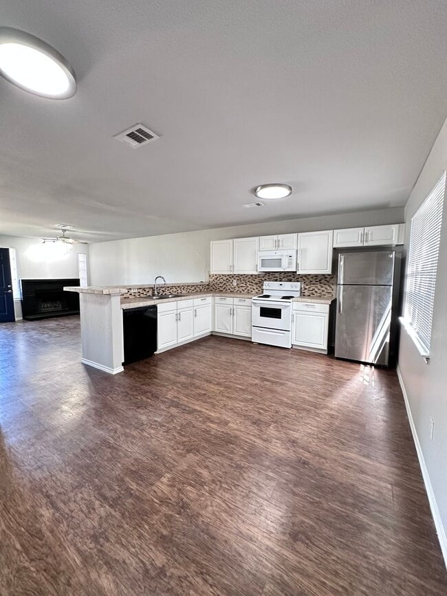 Building Photo - Eastside Townwhome - River Crossing - Down...