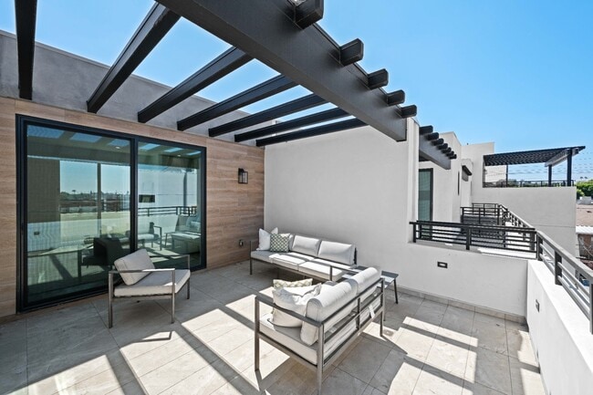 Building Photo - Stunning brand-new 3 Bedroom 4 Bathroom townhouse with private garage and rooftop balcony!