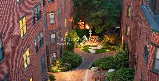 Foto del edificio - Great Top Floor unit in an Elevator building.