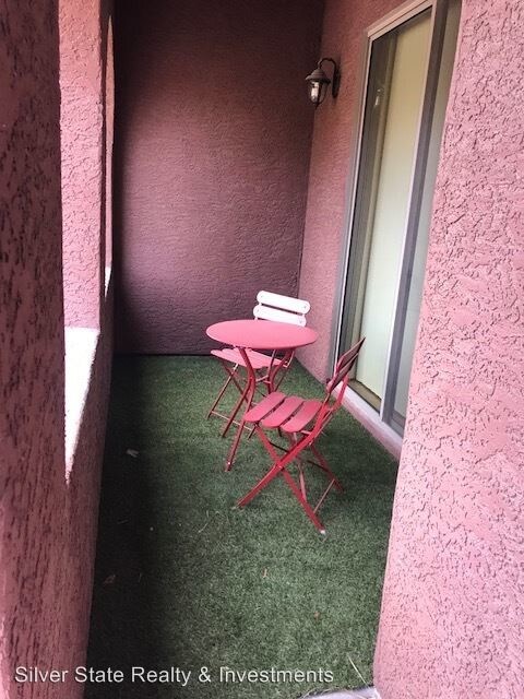 Building Photo - 3 br, 2.5 bath House - 1068 Via Corto