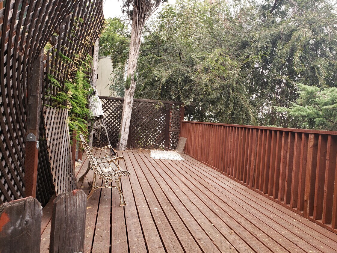 Dedicated deck - 476 1/4 Crane Blvd