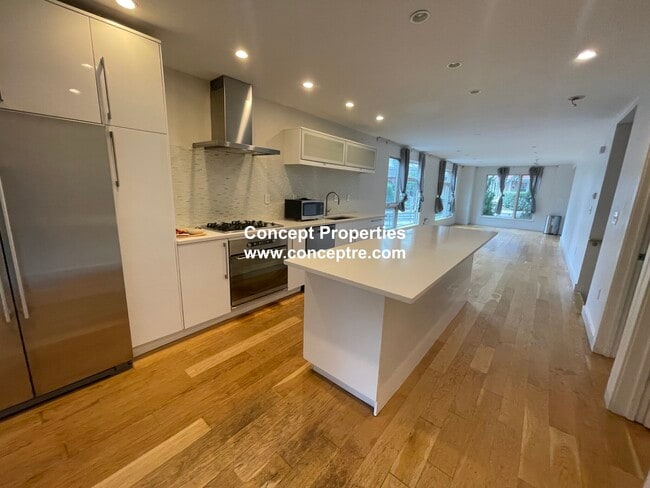 Building Photo - 39 Thornton St