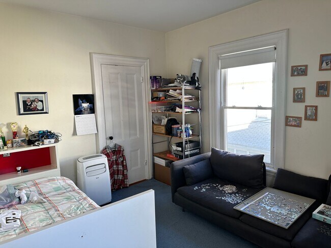 Building Photo - HOT NEWTON LISTING!!!