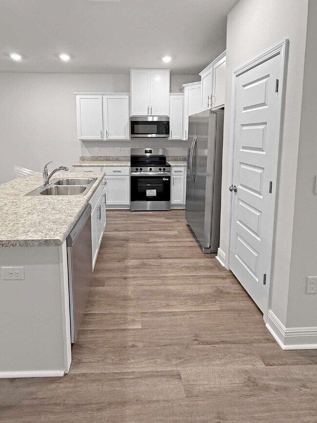 Foto del edificio - Modern 3BR Townhome for Rent Near NAS Pensacola – Updated & Move-In Ready