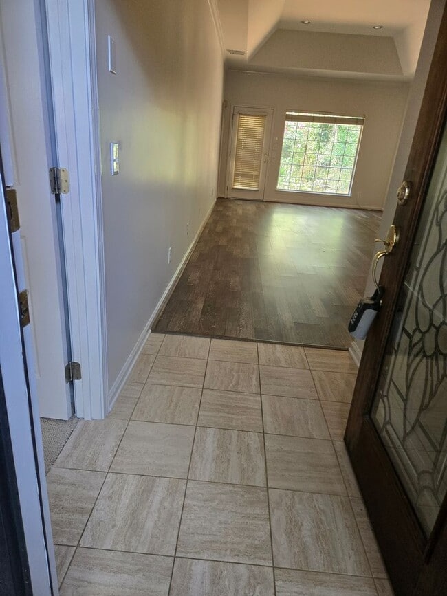 Building Photo - Charming Home in Fox Ridge Subdivision – V...