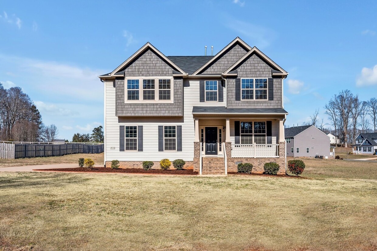 Foto principal - Spacious 4BR House in Graham NC