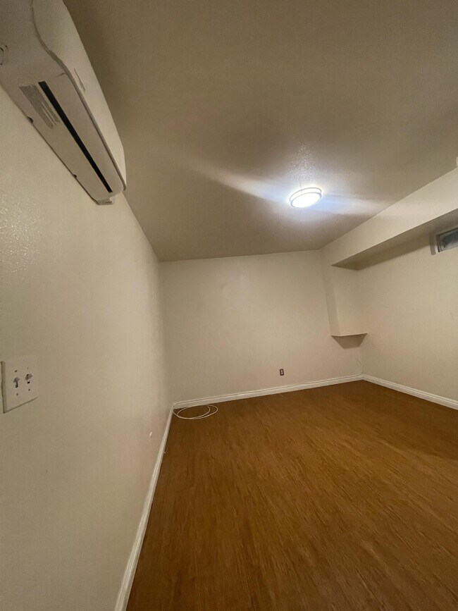Foto del edificio - 451 W 9th St