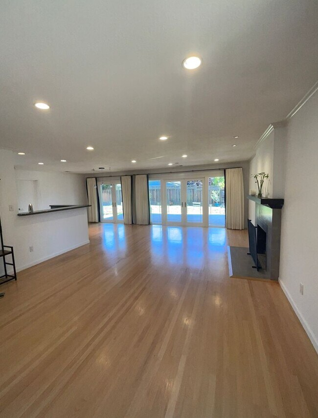 Building Photo - Beautiful 3 bed 2 bath home in Sunnyvale. ...