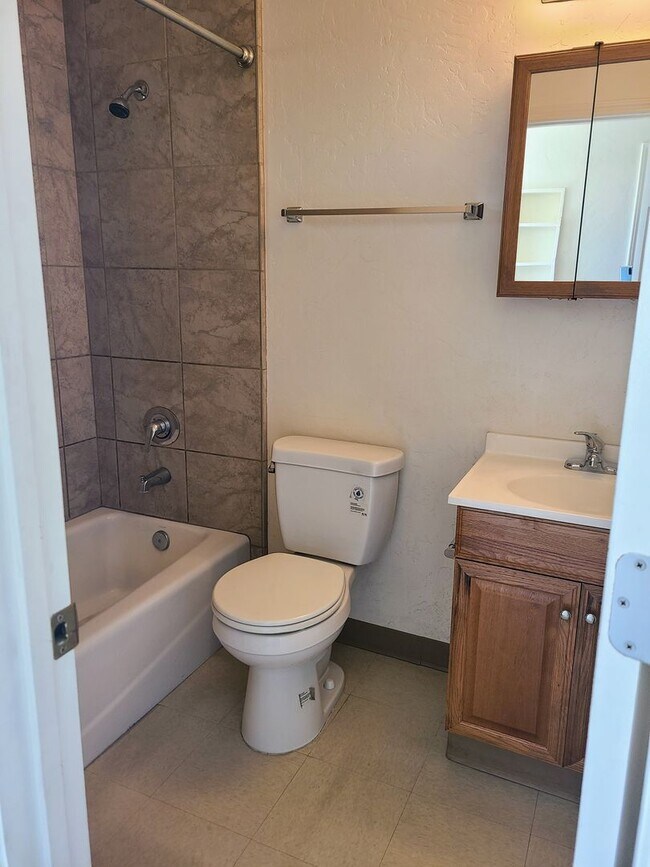 Building Photo - Cute Duplex 1 Bedroom 1 Bathroom