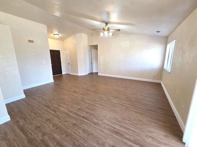 Foto del edificio - Large 3 Bedroom 2 Bath Home by Westfield School