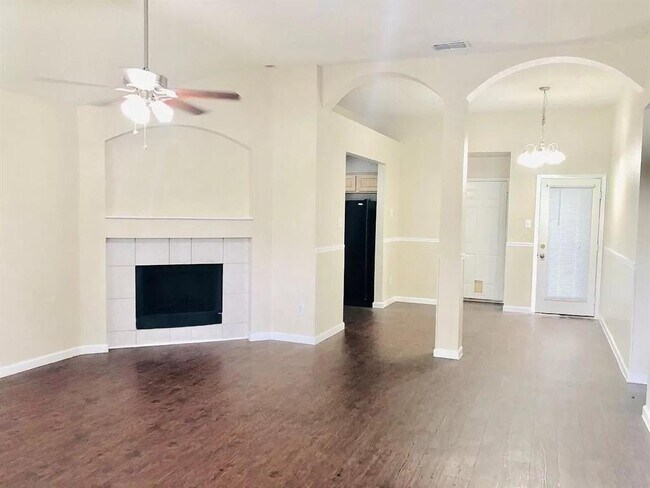 Building Photo - 2421 Esquire Dr