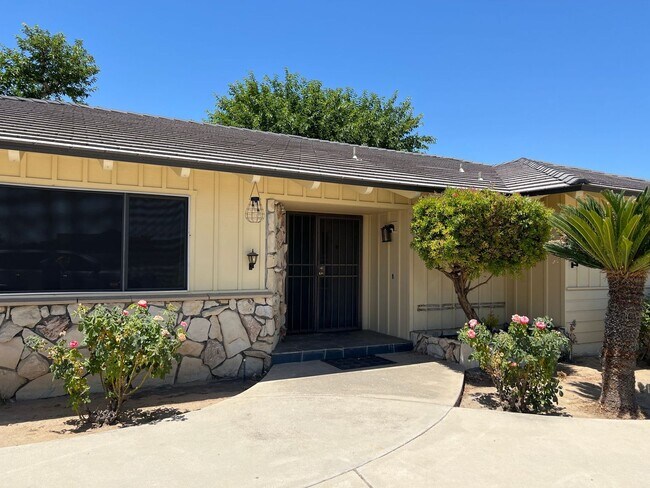 Building Photo - Northwest Bakersfield