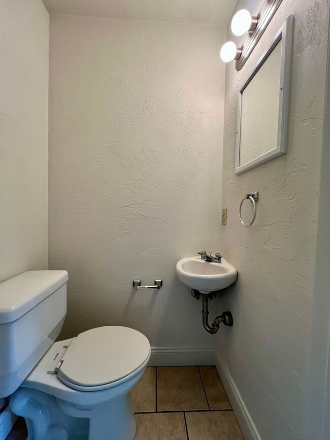 Building Photo - Gorgeous Two Bedroom Townhouse in Squirrel Hill! Washer & Dryer Provided, Central A/C & More!