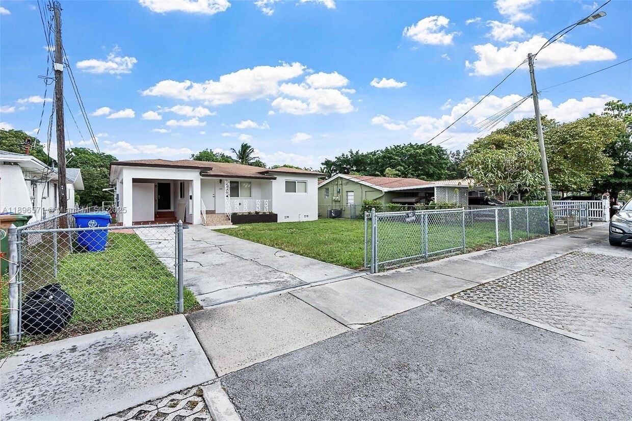 Primary Photo - 1221 NW 34th Ave