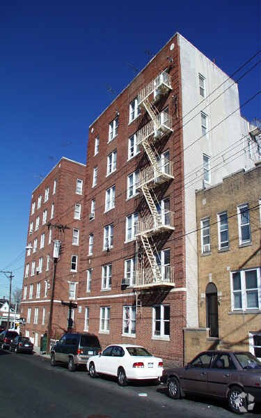 Building Photo - 707 E 242nd St