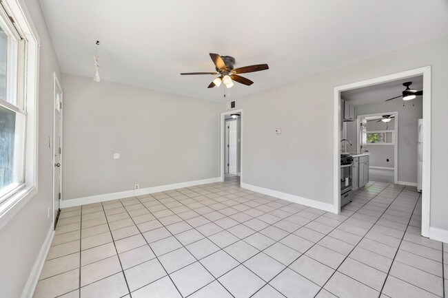 Building Photo - 916 5th Ave