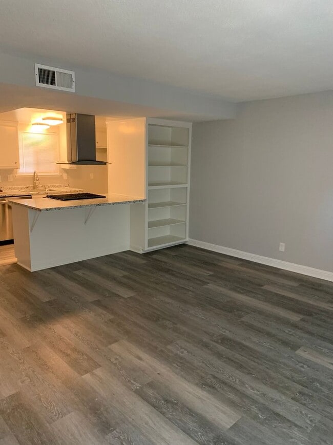 Foto del edificio - 2 bedroom 1.5 bath condo !