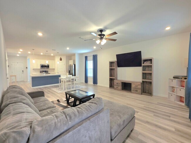 Building Photo - Beautifully maintained 3/2 home with Flex Room in the Sagewood community