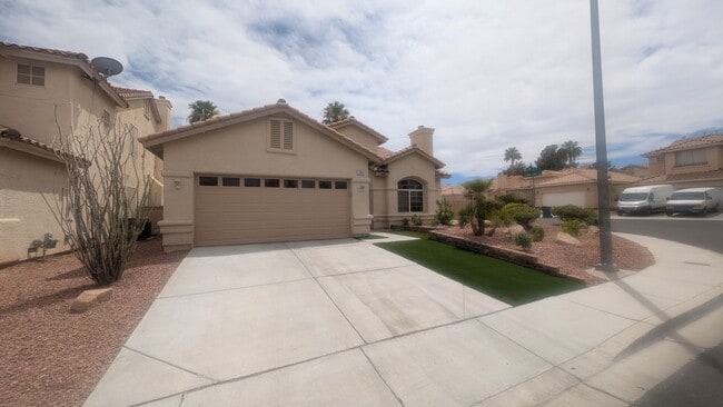 Building Photo - 3 bedroom 1 story house with large backyar...