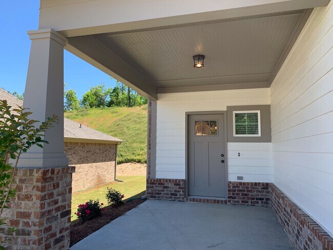 Building Photo - 3 Bedroom Home with 2 Car Attached Garage!
