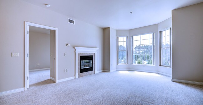 Sala de estar sin amueblar - The Apartments at Corporate Cove