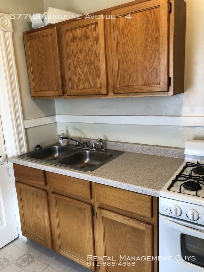 Building Photo - Cozy 1 Bedroom Apartment- Close to Light Rail