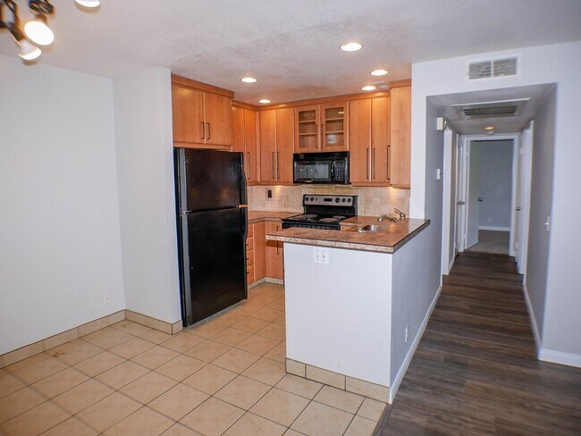 Foto del edificio - Ground floor condo with large patio!