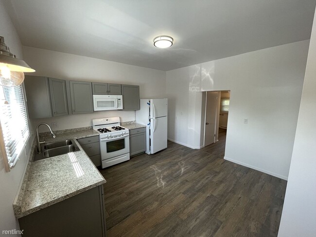 Foto del edificio - 2 br, 1 bath Duplex - 683 1/2 Budlong St