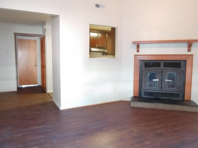 Building Photo - 331 Kinsmen Way