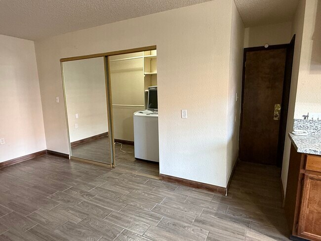 Foto del edificio - 6360 Darby Ave