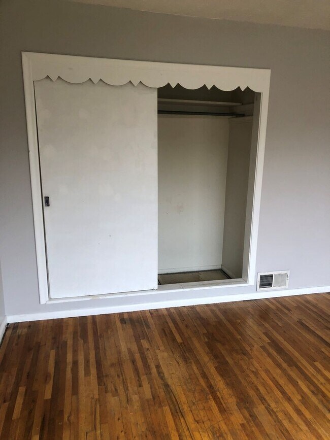 Building Photo - 400 S Duplex