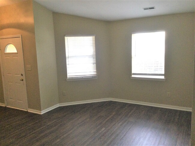 Building Photo - 647 Clydesdale Lane