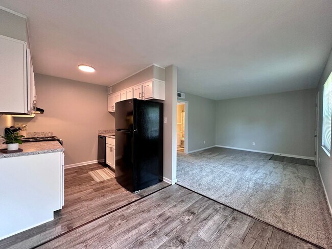 Building Photo - Parkway Apartments – Convenient 2-Bedroom ...