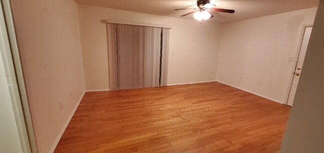 Building Photo - 601 Riverhill Cir