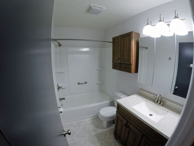 Building Photo - One Level House in Madison Heights