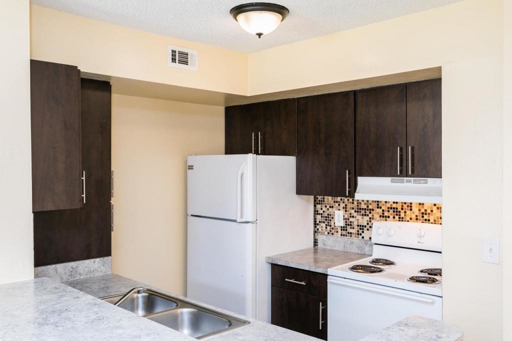 Primary Photo - 421 FOUNTAINHEAD Cir