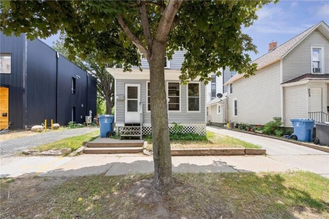 Foto del edificio - 910 19th Ave NE