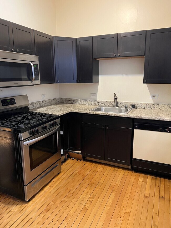 Foto del edificio - 3762 N Kenmore Ave