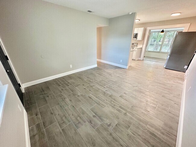 Building Photo - 113 Robinwood Dr SW