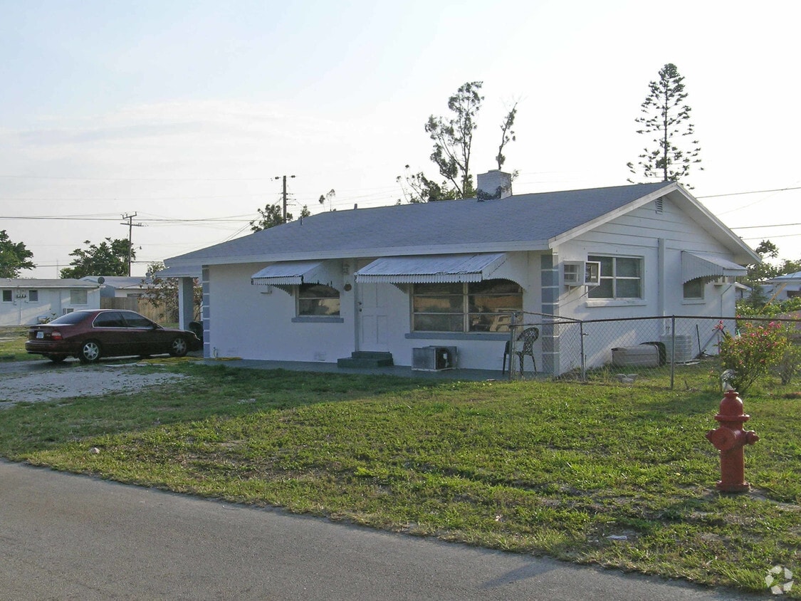 Building Photo - Tropical Villas