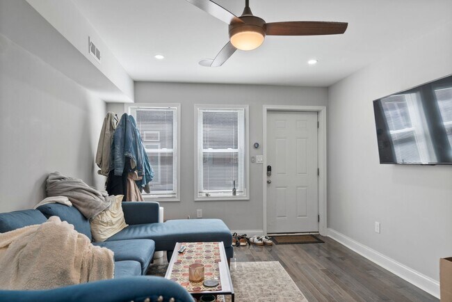 Foto del edificio - WOW! Welcome Home to this Gorgeous Newer C...