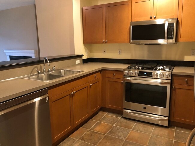 Foto del edificio - Updated Condo with Parking for One, Great Location and Communal Roof-top Deck!!