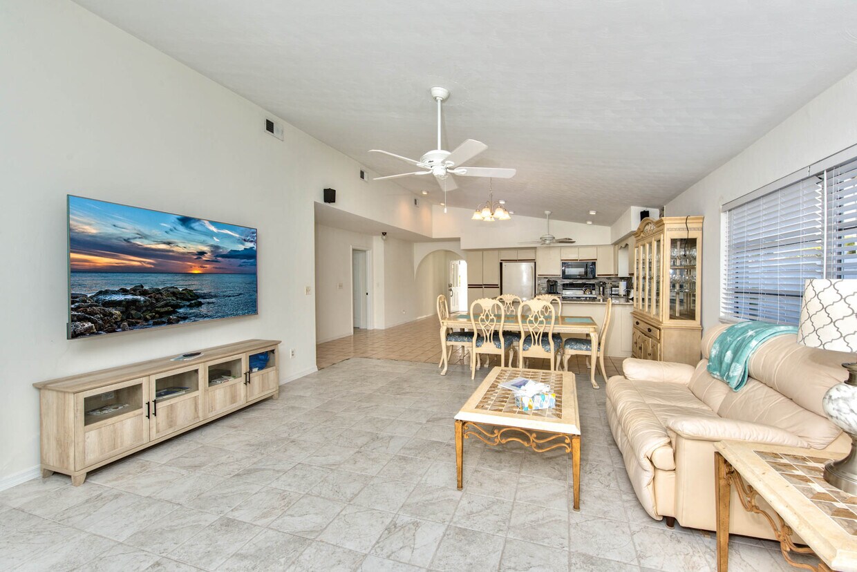 Foto principal - 627 94th Ave N