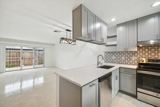 Foto del edificio - 7821 Rue St Cyr St