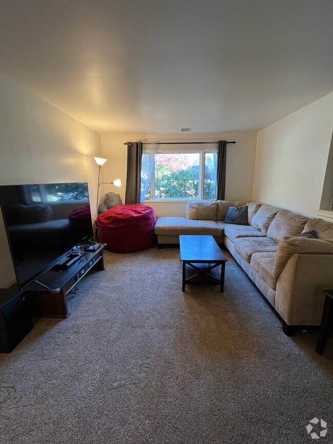 Building Photo - 3125 Sayre Dr