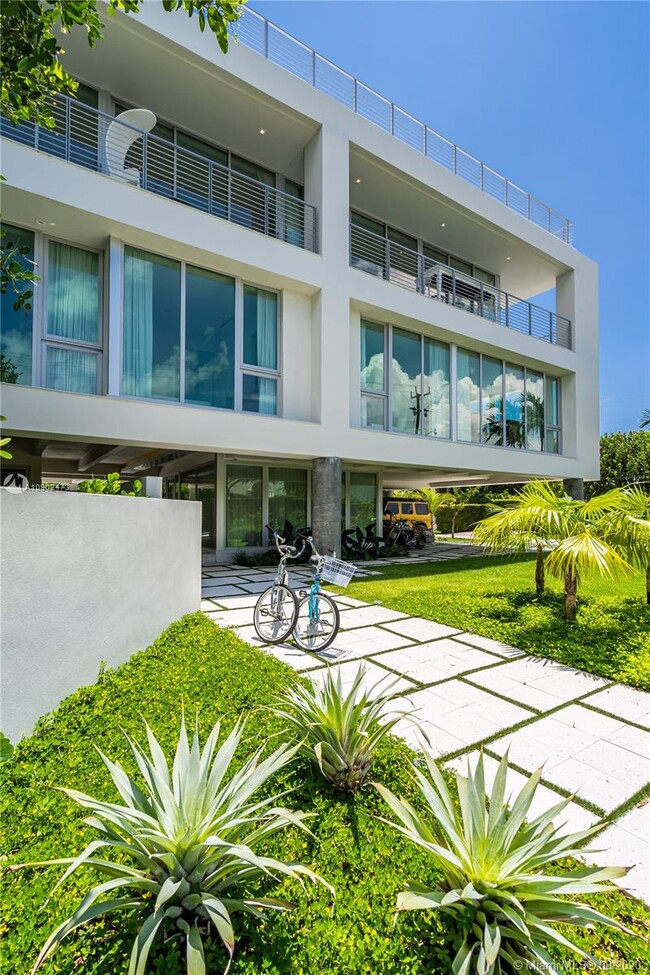Building Photo - 641 S Mashta Dr