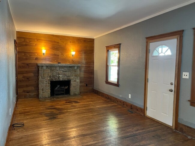 Building Photo - Charming 2-BDR 2-BTH House w/ Garage - Cat...