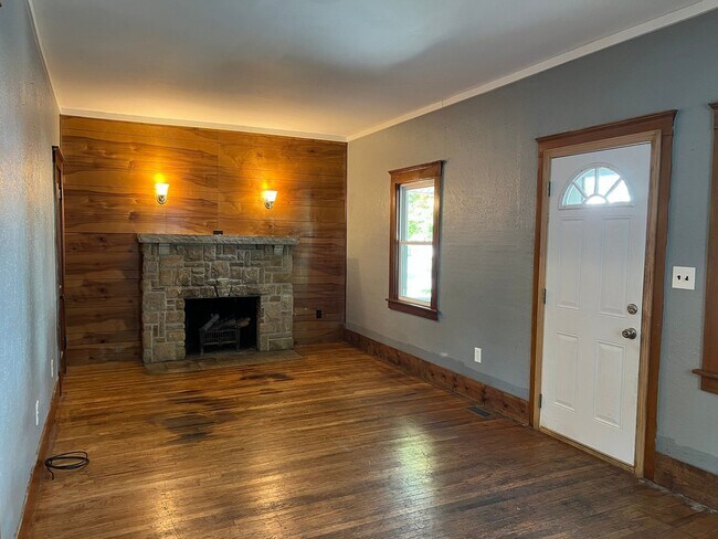 Foto del edificio - Charming 2-BDR 2-BTH House w/ Garage - Cat...