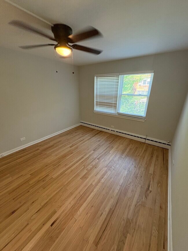 Foto del edificio - 2104 W Farragut Ave