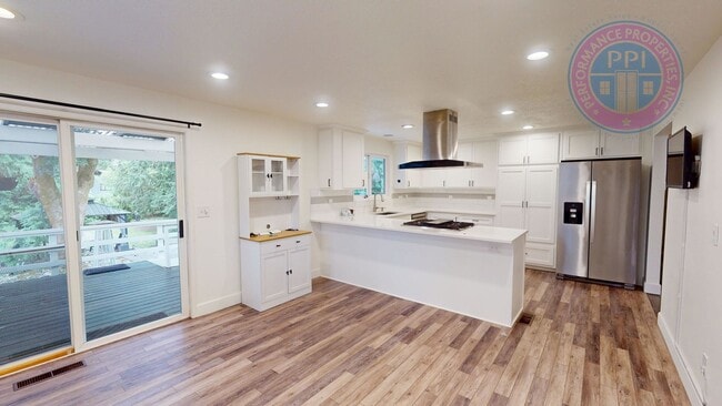 Building Photo - * DESIRABLE MILWAUKIE HOME!  A GARDENER'S ...